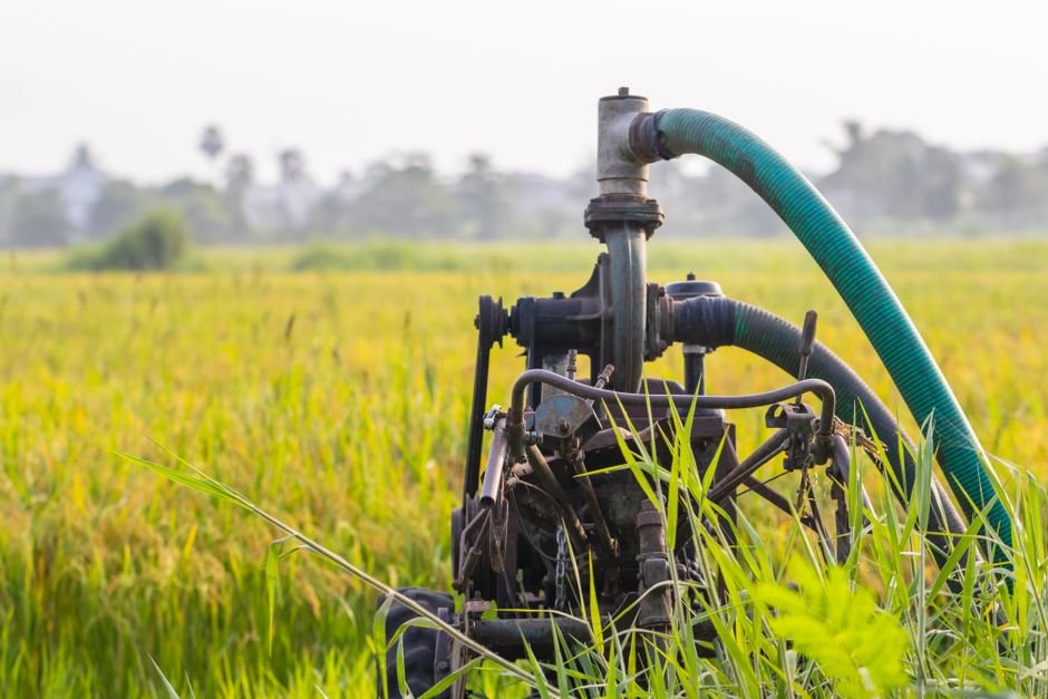 Active hydroponic pump system with flowing nutrient solution